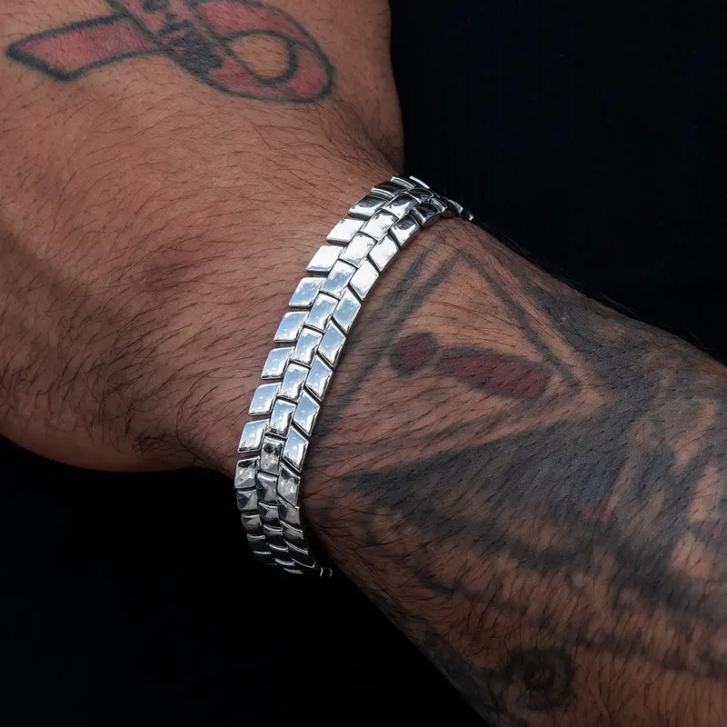 12Mm White Gold Spine Chain Bracelet – Diamond Detail 1