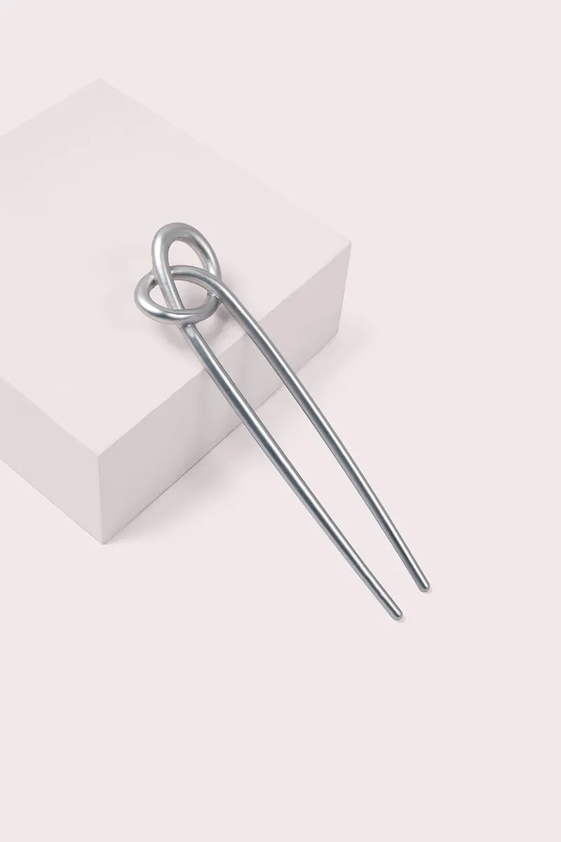 Elegant Chignon-Focused French Hair Pin 1