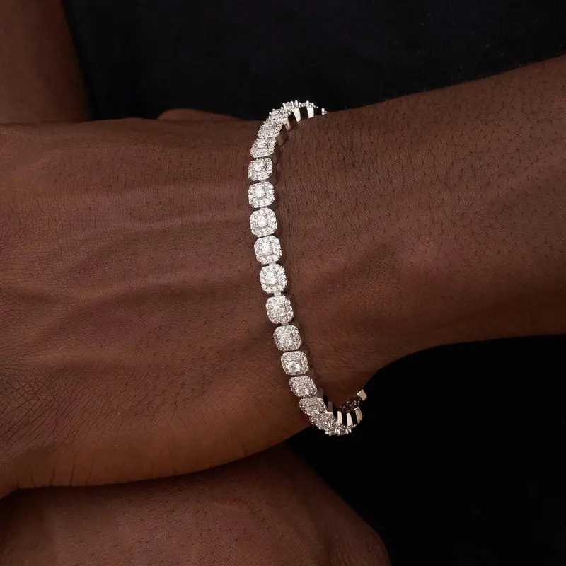 Elegant White Gold Tennis Bracelet Featuring Micro Clusters 1