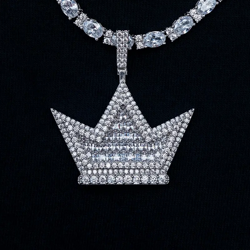 Gld Signature Crown Pendant In Yellow Gold 1
