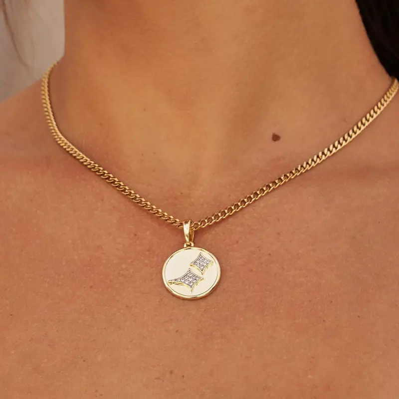 Gld Star-Embossed Coin Pendant – Yellow Gold 1