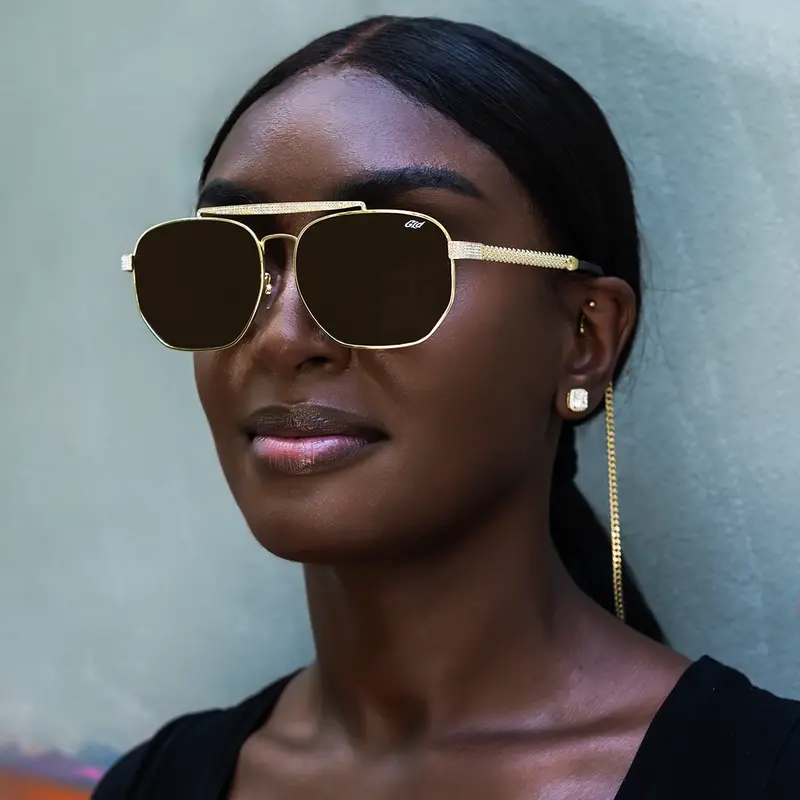 The Grove Oversized Sunglasses In Yellow Gold – With Detachable Chain 2